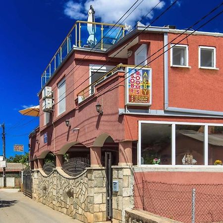 Vila Alby Hotel Bar Exterior foto